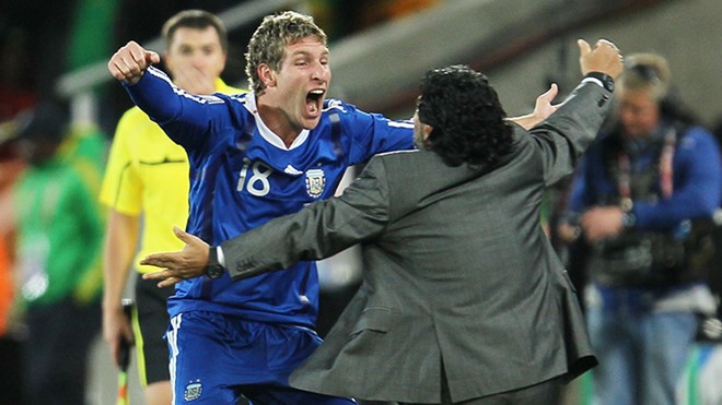 5. Martin Palermo: Nếu chỉ tính riêng Copa America, có lẽ những tên tuổi như Pele Maradona hay sau này là Messi còn thua xa Saint Martin về độ... nổi tiếng. Anh thậm chí còn được ghi danh vào sách kỷ lục Guiness bởi thành tích "vô tiền khoáng hậu" của mình với 3 lần sút trượt penalty liên tiếp trong trận gặp Colombia tại Copa America 1999. Chia tay sự nghiệp quốc tế sau khi có lần tham dự World Cup đầu tiên ở tuổi 36, thành tích của Palermo ở đội tuyển quốc gia cũng khá nghèo nàn với 9 bàn sau 15 trận ra sân. Tính ra, nếu không sút hỏng cả 3 quả penalty trong trận gặp Colombia thì Palermo đã có hơn Ramos... 2 bàn thắng.