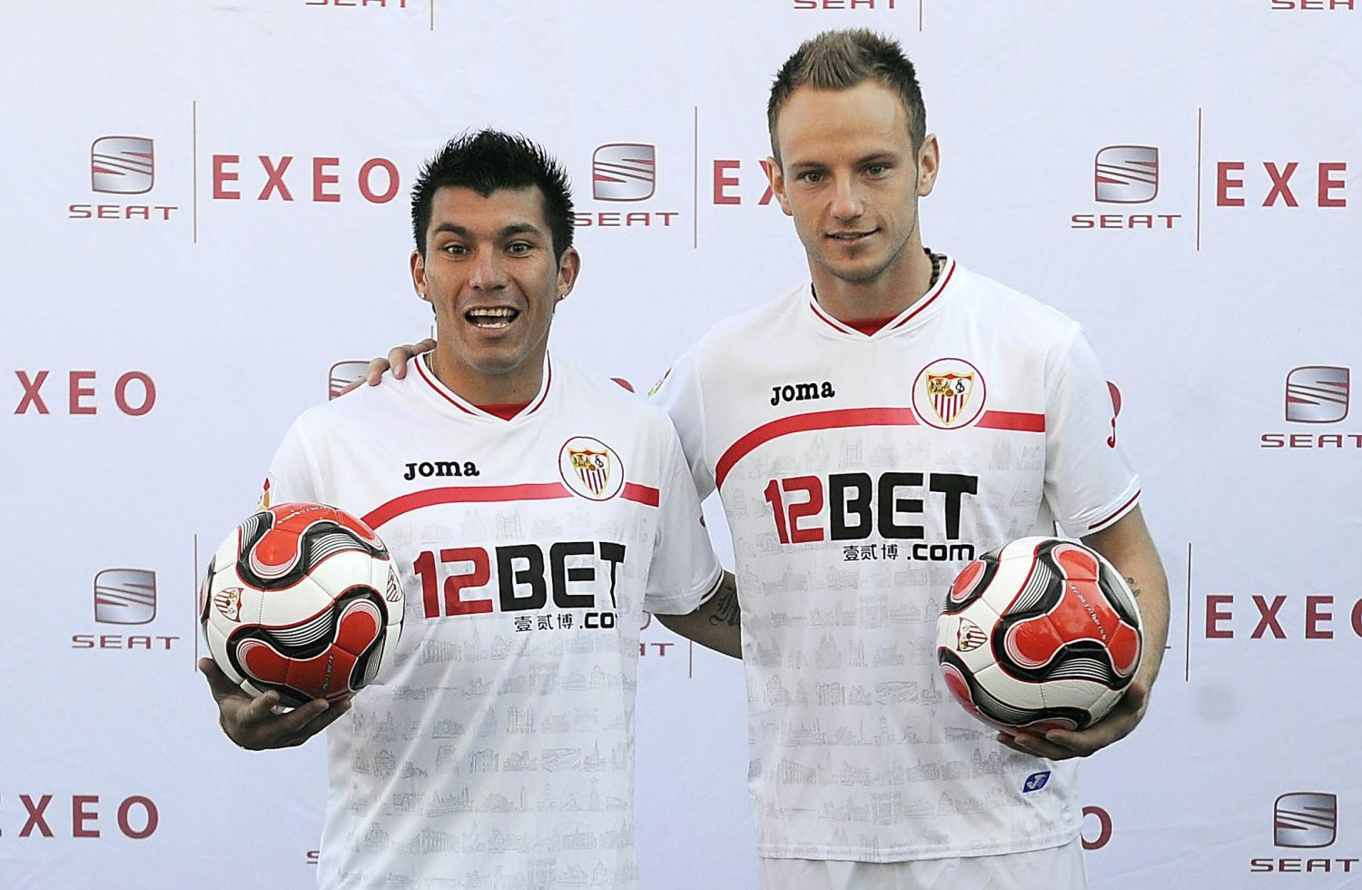 8. Ivan Rakitic, rời Schalke đến Sevilla vào năm 2011.