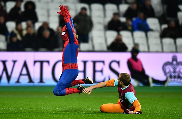 Ảnh bài viết Fan cuồng hóa người nhện đại náo trận West Ham vs Man City