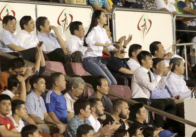 Ảnh bài viết Thủy Tiên đứng ngồi không yên vì đội bóng của chồng