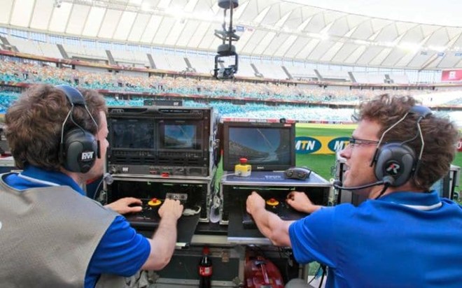 Spidercam ra mắt tại đấu trường World Cup vào năm 2010. Trong ảnh là hai kỹ thuật viên đang điều khiển "máy quay con nhện".