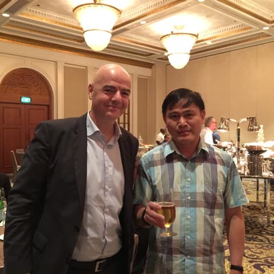 Chủ tịch FIFA Gianni Infantino và ông bầu Trần Anh Tú. Ảnh: Anh Dũng.