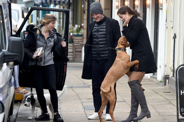 Ảnh bài viết Chó Smalling dọa hết hồn vợ xinh của Bastian Schweinsteiger