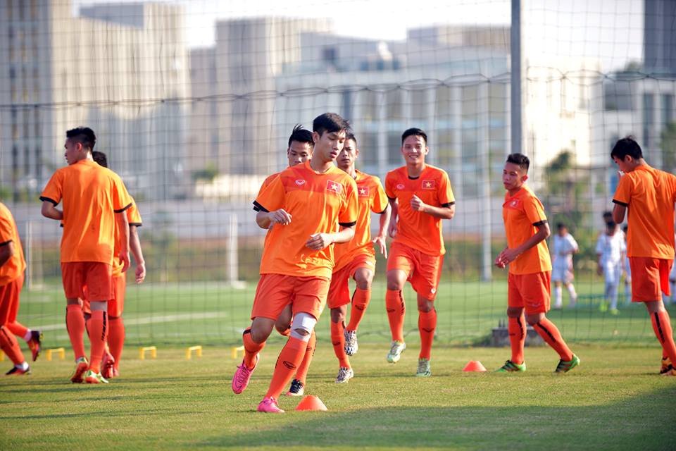 Thủ quân U19 Việt Nam đang khốn khổ vật lộn với chấn thương.