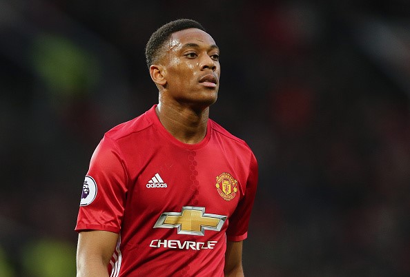 Chạy cánh Anthony Martial (Manchester United): Tiền đạo số một của MU mùa trước lại không thể cạnh tranh một vị trí chính thức trong đội hình của tân HLV Jose Mourinho. Tuy nhiên, "Người đặc biệt" khẳng định ông ấn tượng với tài năng của Martial và đã có những kế hoạch riêng dành cho cầu thủ người Pháp.