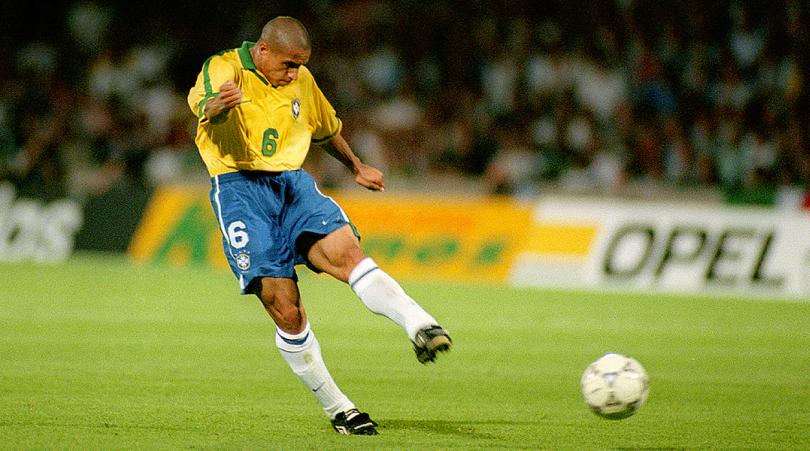 Roberto Carlos nổi tiếng với lực sút khủng khiếp.