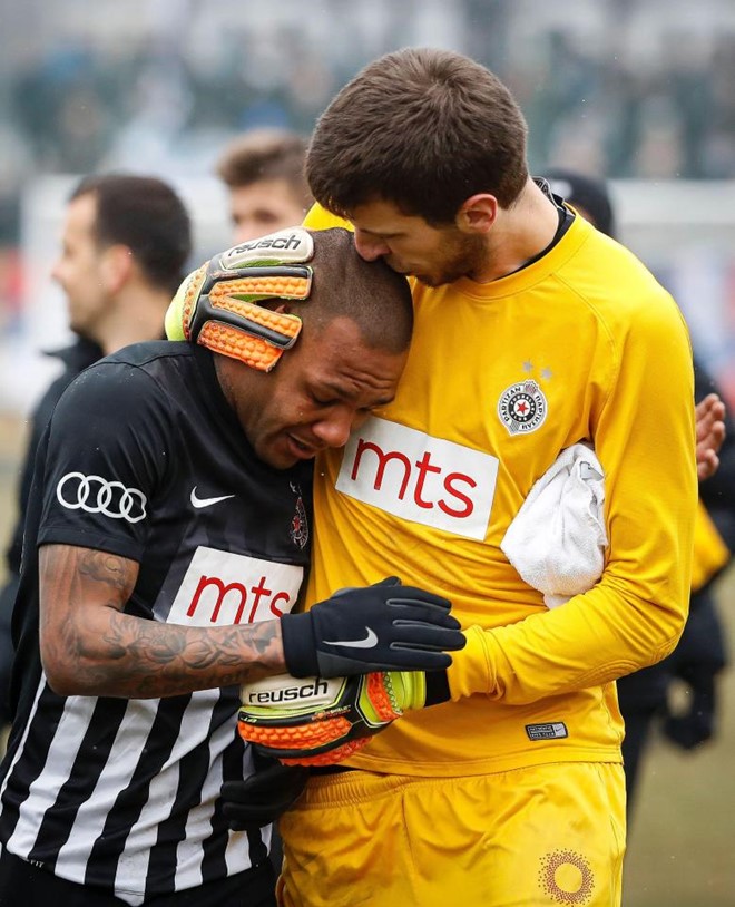 Thủ môn Partizan Belgrade an ủi đồng đội.