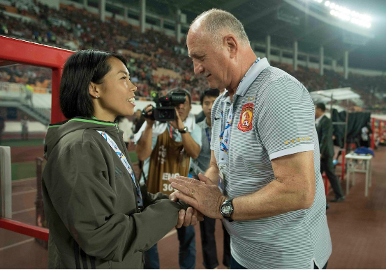Chan Yuen Ting bắt tay tiền bối Felipe Scolari. Ảnh: Twitter AFC Champions League.