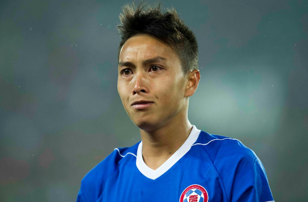 Chàng cầu thủ trẻ sinh năm 1994 đã bật khóc khi phải rời sân vào thời điểm có lẽ còn chưa kịp đổ mồ hôi. Ảnh: Twitter AFC Champions League.