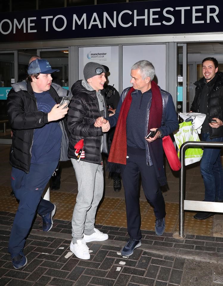 Sau khi được Mourinho ký tặng, chàng thiếu niên tiếp tục đến bắt tay, bắt chuyện và xin luôn chiếc gối chữ U của HLV Quỷ đỏ Manchester.