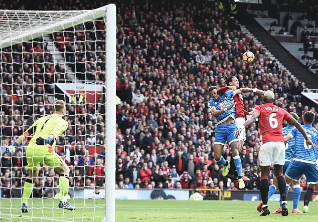 Ảnh bài viết Graham Poll: 'Ibra và Mings phải bị phạt thật nặng'