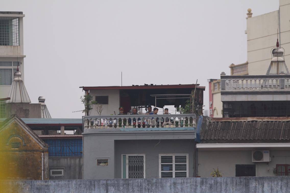 Ảnh bài viết Thót tim chống vé "nhà dân" xem bóng đá ở Lạch Tray