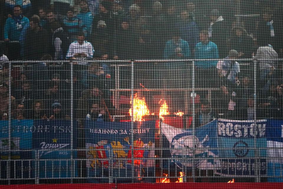 Pháo sáng và những lời lẽ khiêu khích thường xuyên được thấy trên khắp các khán đài. Ảnh: Sun Sport.