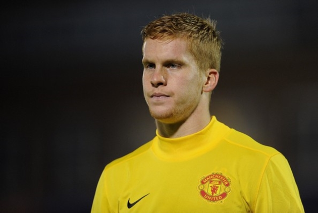 Thủ môn Ben Amos (Manchester United): Được đôn lên đội một MU từ năm 2008 nhưng Amos không thể cạnh tranh được với huyền thoại Edwin Van der Sar và sau này là David De Gea. Kết quả, thủ môn sinh năm 1990 bị đẩy qua 6 CLB dưới dạng cho mượn trước khi bị bán đứt cho Bolton vào năm 2015. Anh cũng không có nổi một trận đấu nào trong màu áo tuyển quốc gia Anh.