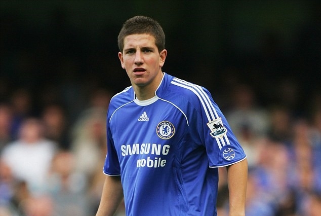 Hậu vệ Sam Hutchinson (Chelsea): Tài năng trẻ có tên trong danh sách dự trận chung kết Champions League cùng Chelsea mùa giải 2011/12 đang thi đấu ở giải hạng nhất cùng Sheffield Wednesday và cũng chưa có nổi một lần ra mắt người hâm mộ ở cấp độ tuyển quốc gia.