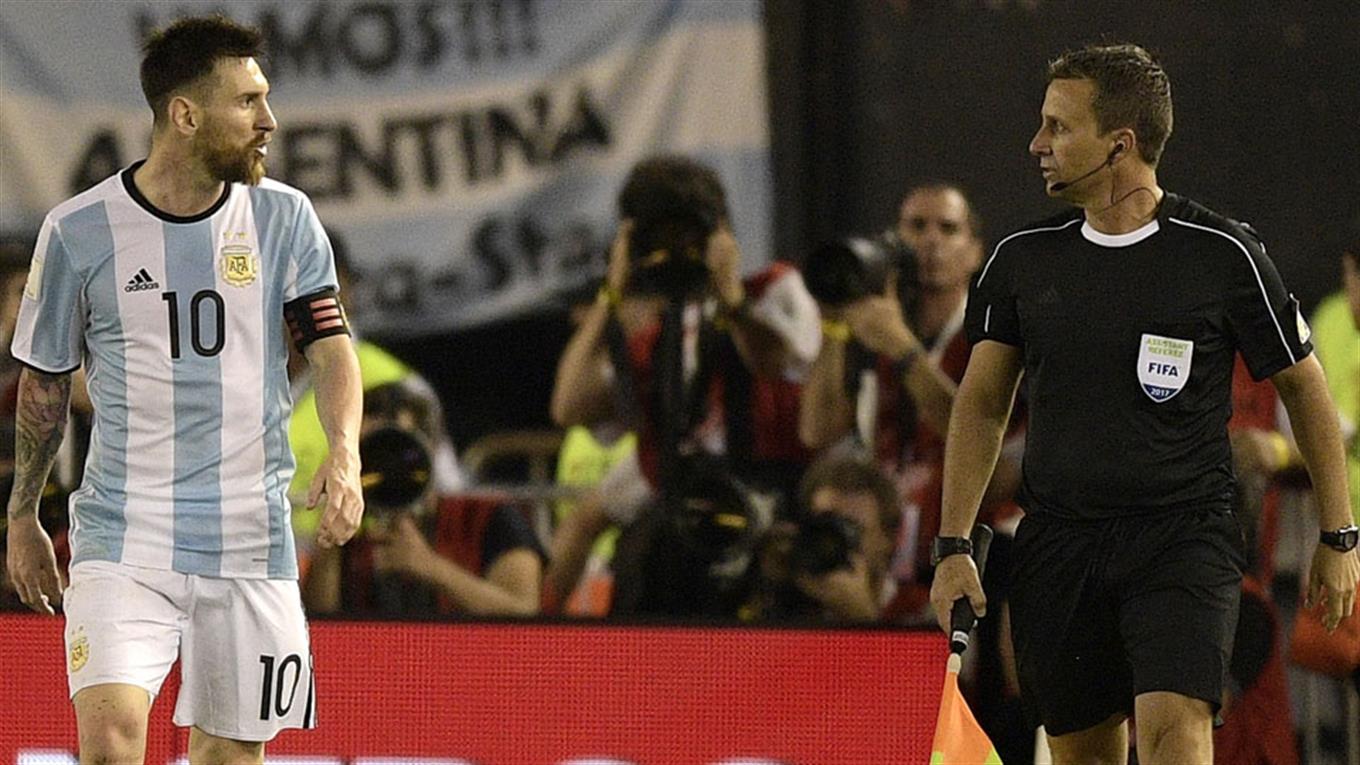 Messi tuyên bố anh không văng tục vào trọng tài.