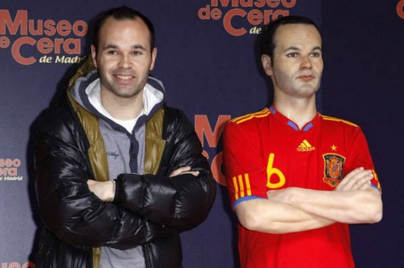 Iniesta cười khẩy khi đứng bên cạnh tượng sáp mang tên mình.