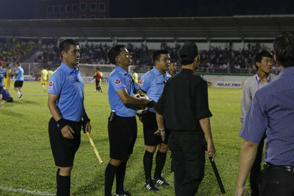 Ảnh bài viết Bẻ còi, trọng tài ở sân Pleiku bị hành hung