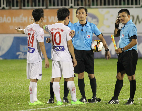 Tổ trọng tài của ông Trần Xuân Nguyện (thứ hai từ phải sang) phạm ít nhất 2 lỗi khiến HAGL cảm thấy thua oan ức. Ảnh: Minh Trần.