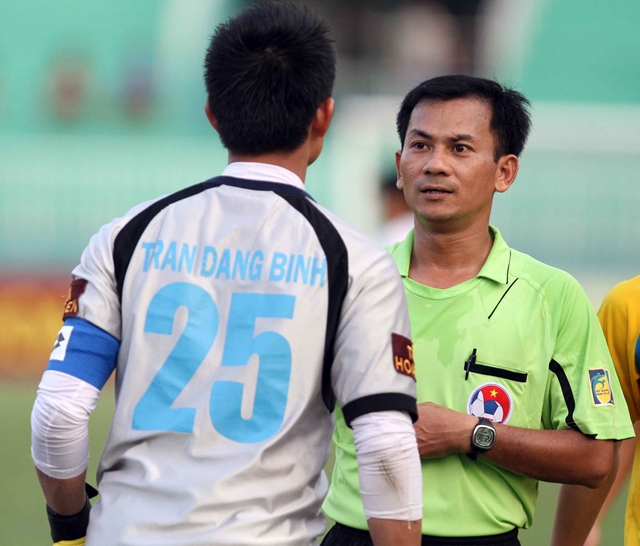 Trọng tài Xuân Nguyện từng nghi "có mùi" ở hạng nhất.