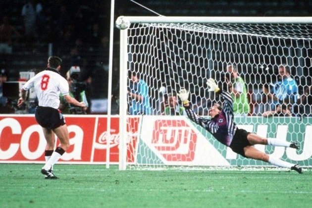 4. Chris Waddle vs Đức (bán kết World Cup 1990): Pha hỏng ăn của Waddle là một trong những cú đá luân lưu tệ nhất và đáng quên nhất lịch sử bóng đá Anh. Chịu áp lực quá lớn từ 4 quả sút thành công của Đức cùng cú đá hỏng của đồng đội Stuart Pearce, Waddle đã sút lên vọt xà ngang, trao tấm vé đá chung kết cho tuyển Đức. Tại kỳ World Cup cách đây gần 27 năm, Cỗ xe tăng lên ngôi vô địch.