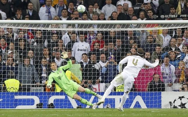 5. Sergio Ramos vs Bayern Munich (bán kết Champions League 2011/12): Trung vệ người Tây Ban Nha từng rất nhiều lần ghi bàn thắng quý báu cho Real Madrid nhưng anh cũng có một kỷ niệm đáng quên trên chấm 11 mét. Tại bán kết Champions League 2011/12, Ramos sút luân lưu bay thẳng lên khán đài, góp phần giúp Bayern giành vé vào chung kết. Trong loạt sút này, CR7 cũng đá hỏng một quả.