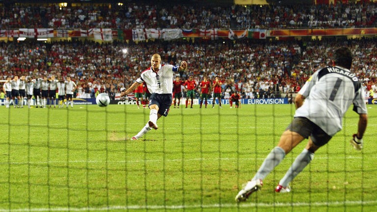 6. David Beckham vs Bồ Đào Nha (tứ kết EURO 2004): Beckham hiếm khi sút trượt penalty trong sự nghiệp. Tuy nhiên, ở tứ kết EURO 2004 gặp chủ nhà Bồ Đào Nha, cựu sao MU lại đưa bóng lên trời ở lượt sút penalty đầu tiên. Có dấu hiệu cho thấy Beckham bị trượt chân. Cú sút hỏng của Becks khiến tuyển Anh thua 5-6 sau loạt luân lưu. Tại giải này, Bồ Đào Nha thẳng tiến vào chung kết và thua Hy Lạp ở trận đấu cuối cùng. Hai năm sau, Anh lại thua Bồ Đào Nha trên chấm luân lưu ở tứ kết World Cup 2006.