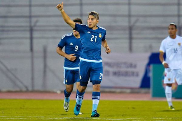 Đá cặp với Martinez là người đồng đội Marcelo Torres. Torres cao 1,8 m, Martinez cao 1,79m. Họ vừa có kỹ thuật, vừa là những cỗ máy không chiến chất lượng cao.