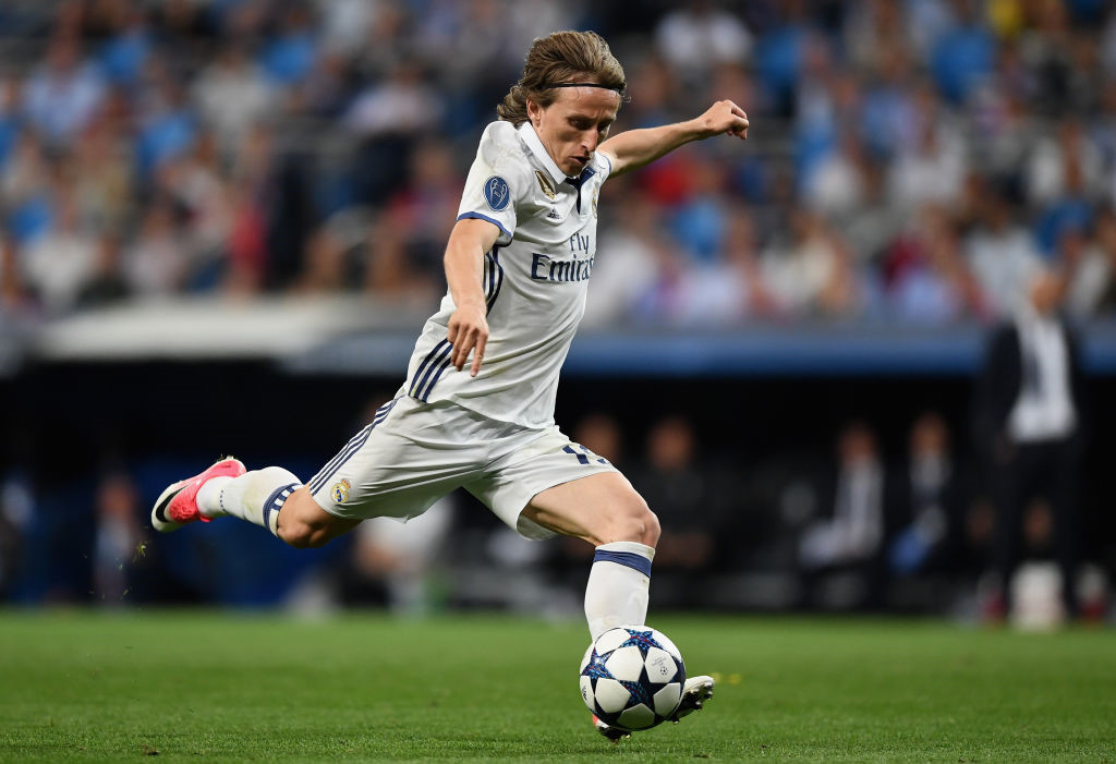 Luka Modric (tiền vệ): Huấn luyện viên Zidane cho rằng tuyển thủ người Croatia không đáp ứng được yêu cầu tốc độ. Luka Modric được Bayern Munich quan tâm và xem là phương án thay thế Xabi Alonso - cầu thủ giải nghệ sau mùa này. Còn với Real Madrid, mục tiêu thế chỗ của Luka Modirc là tiền vệ Marco Verratti của PSG. Thương vụ này có thể phải khiến “Los Blancos” phải chi ra 70 triệu bảng.