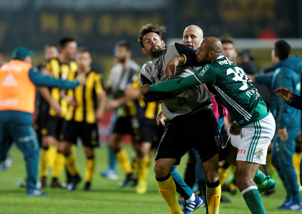 Ảnh bài viết 'Thùng rác vàng' Brazil đấm cầu thủ Penarol ở Copa Libertadores