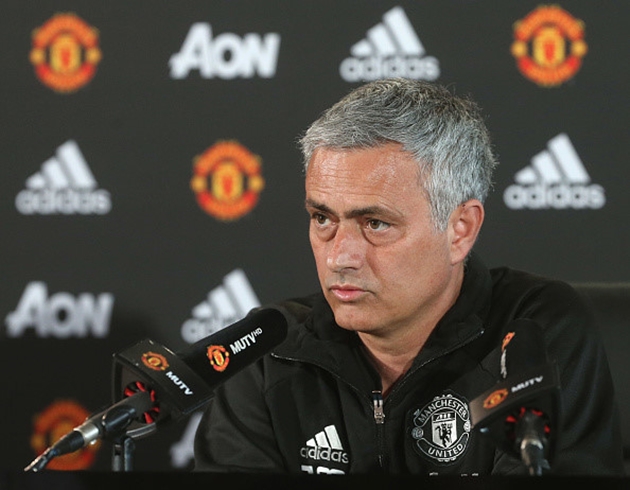 Trong buổi họp báo trước trận, HLV Jose Mourinho đẩy áp lực về phía Man City. Ông nói: "Bây giờ, mỗi tuần họ chỉ đá một trận còn chúng tôi phải căng sức ở bán kết Europa League. Dĩ nhiên, việc chỉ phải đá mỗi tuần một trận mang đến nhiều lợi thế cho họ, nhưng chúng tôi sẽ cố hết sức để chiến thắng."