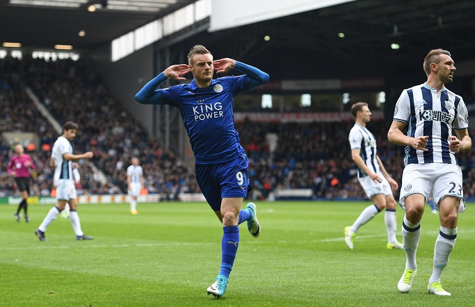Đây là pha lập công thứ 15 cho Leicester của Vardy ở mùa này. Màn ăn mừng quen thuộc của tuyển thủ Anh. Ảnh: Daily Mail.