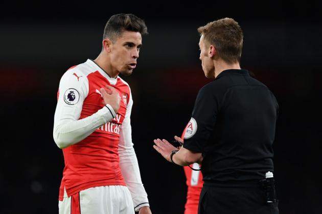 Trung vệ: Gabriel Paulista (Arsenal) - Laurent Koscielny và Shkodran Mustafi là những lựa chọn hàng đầu cho vị trí trung vệ của đội chủ sân Emirates. Những chấn thương và thẻ phạt đã trao cơ hội cho Paulista. Và ở những lần đó, tuyển thủ Brazil đều cho thấy ít nhiều tiềm năng.