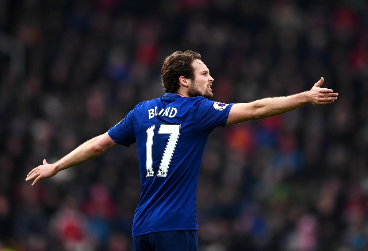 Trung vệ: Daley Blind (Manchester United) - Đã có những thời điểm trung vệ người Hà Lan không phải là cái tên ưa thích dưới thời HLV Jose Mourinho. Với chỉ 22 lần ra sân tại Premier League trong đó có 3 lần từ ghế dự bị, Blind vẫn kịp cho thấy mình là một trong những cái tên đáng được tôn trọng ở đội chủ sân Old Trafford. 'Người đặc biệt' cũng dần hiểu được tầm quan trọng của hậu vệ sinh năm 1990 này khi liên tục trao trọng trách cho anh ở những vòng đấu vừa qua (Dù một phần lý do là cơn bão chấn thương đang càn quét qua nửa đỏ thành Manchester).