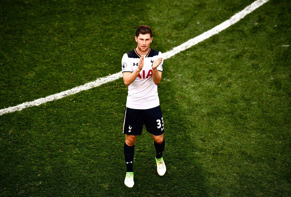 Hậu vệ trái: Ben Davies (Tottenham Hotspur) - Danny Rose dính chấn thương đã mở ra cơ hội cho Davies. Không bỏ lỡ thời cơ, tuyển thủ xứ Wales cho thấy mình là một tiềm năng sáng giá với khả năng đọc trận đấu tuyệt vời. Không những thế, Davies còn cho thấy sự ăn ý đáng khen với Jan Vertonghen. Danh tiếng của Ben Davies đang tăng nhanh sau màn trình diễn ấn tượng vài tháng qua.