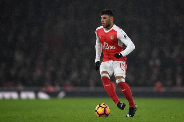 Tiền vệ Phải: Alex Oxlade-Chamberlain (Arsenal) - Thực sự đáng buồn khi chứng kiến cái tên Oxlade-Chamberlain trong danh sách này. Nhưng với những màn trình diễn thiếu ổn định của tiền vệ người Anh, thật khó để HLV Arsene Wenger tin tưởng. Tuy vậy, với phẩm chất cùng tài năng vốn có, tiền vệ sinh năm 1993 vẫn còn nhiều cơ hội thể hiện bản thân. Vấn đề duy nhất của Alex có lẽ là việc thiếu cơ hội ra sân thường xuyên hơn.