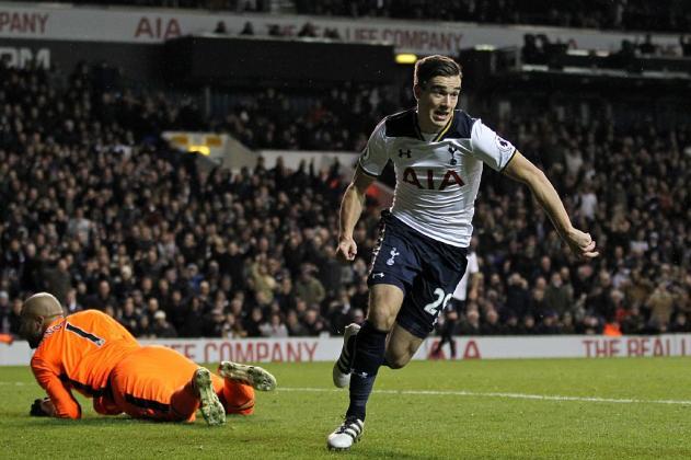 Tiền vệ trung tâm: Harry Winks (Tottenham Hotspur) - Mauricio Pochettino đang cho thấy khả năng phát hiện và bồi dưỡng tài năng đáng kinh ngạc. Với việc trao cơ hội nhiều hơn cho Winks ở mùa giải năm nay (chủ yếu vào sân ở hiệp hai), tiền vệ trẻ người Anh đang trưởng thành vượt bậc. Tuy vậy chấn thương mắt cá đã khiến Winks phải rời xa sân cỏ một thời gian khá lâu. Tiền vệ 21 tuổi sẽ phải nỗ lực rất nhiều ở mùa giải tới.