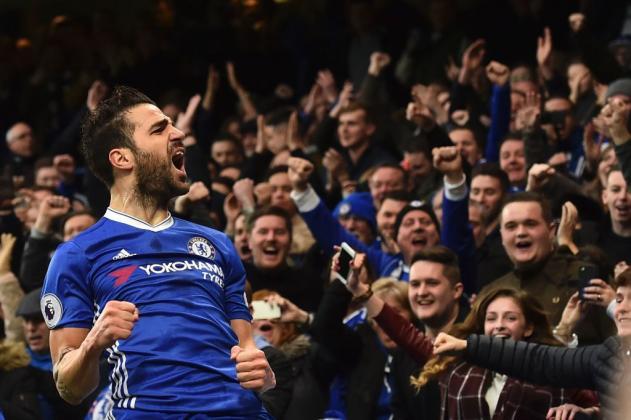 Tiền vệ trung tâm: Cesc Fabregas (Chelsea) - Fabregas là minh chứng tuyệt vời cho khả năng chiến thuật của HLV Antonio Conte. Không thực sự là cái tên được sử dụng thường xuyên nhưng mỗi lần được cho ra sân, tiền vệ người Tây Ban Nha đều để lại ít nhiều dấu ấn cho The Blues. 4 bàn thắng, 9 kiến tạo cho 1047 phút ở Premier League. Đó chỉ là một phần đóng góp của cựu sao Barcelona, Arsenal cho đội bóng đang dẫn đầu giải đấu cao nhất nước Anh.