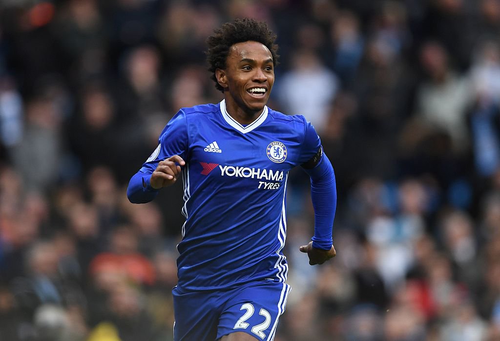 Tiền vệ trái: Willian (Chelsea) - Antonio Conte thích sử dụng Pedro hơn ở vai trò tiền vệ phải. Tuy vậy, mỗi lần Willian có cơ hội (30 lần ra sân trong đó 17 lần từ băng ghế dự bị), tiền vệ người Brazil đều cố gắng thể hiện bản thân. 7 bàn thắng, 1 kiến tạo cho 1317 phút tại Ngoại hạng Anh có thể khiến không ít ngôi sao chạnh lòng.