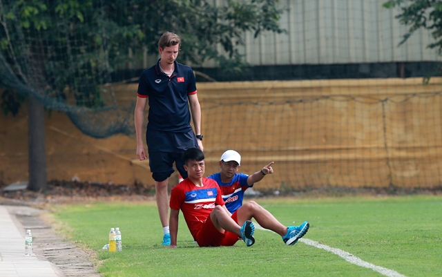 Ảnh bài viết Văn Toàn, Tiến Dũng tập riêng trong buổi tập đầu tiên của U22 Việt Nam