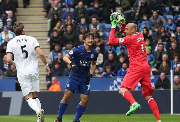 Những cơ hội liên tục được đội chủ nhà tạo ra trước khung thành thủ môn Heurelho Gomes. Ảnh: Daily Mail.