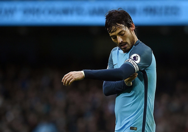 Tiền vệ David Silva: Từ vị trí tiền vệ công, Silva bị Pep kéo xuống chơi như một tiền vệ trung tâm ở mùa giải trước nhưng điều này chỉ làm nâng tầm vai trò của "nhạc trưởng" người Tây Ban Nha trong lối chơi của Man City.