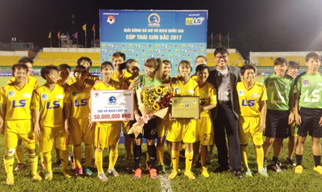 Đoàn quân HLV Kim Chi lên ngôi vô địch lượt đi giải nữ VĐQG 2017.