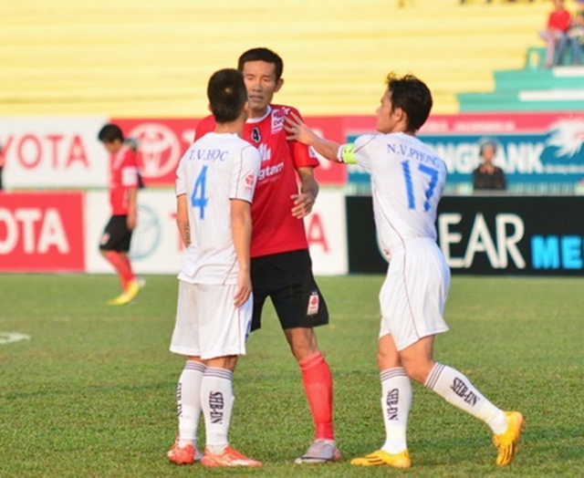 Trung vệ này cũng từng bị tố "phun mưa" vào mặt Văn Học ở mùa giải 2015.