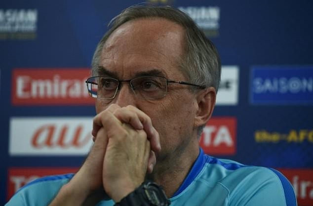 HLV Uli Stielike của Hàn Quốc bị sa thải.