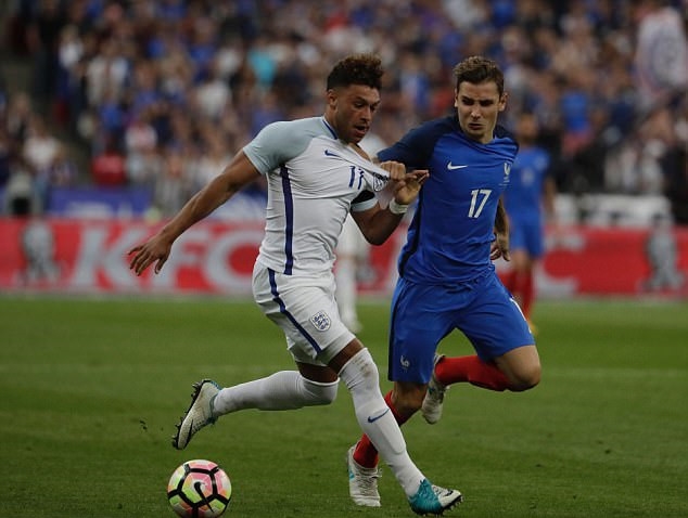 5. Oxlade Chamberlain (Arsenal - tiền vệ): Báo chí Anh đồng loạt đưa tin, Chamberlain đang không hạnh phúc tại Emirates và đang lên kế hoạch chia tay CLB ngay trong kỳ chuyển nhượng hè năm nay. Chelsea, Liverpool và Tottenham là 3 ưu tiên của cầu thủ sinh năm 1993.
