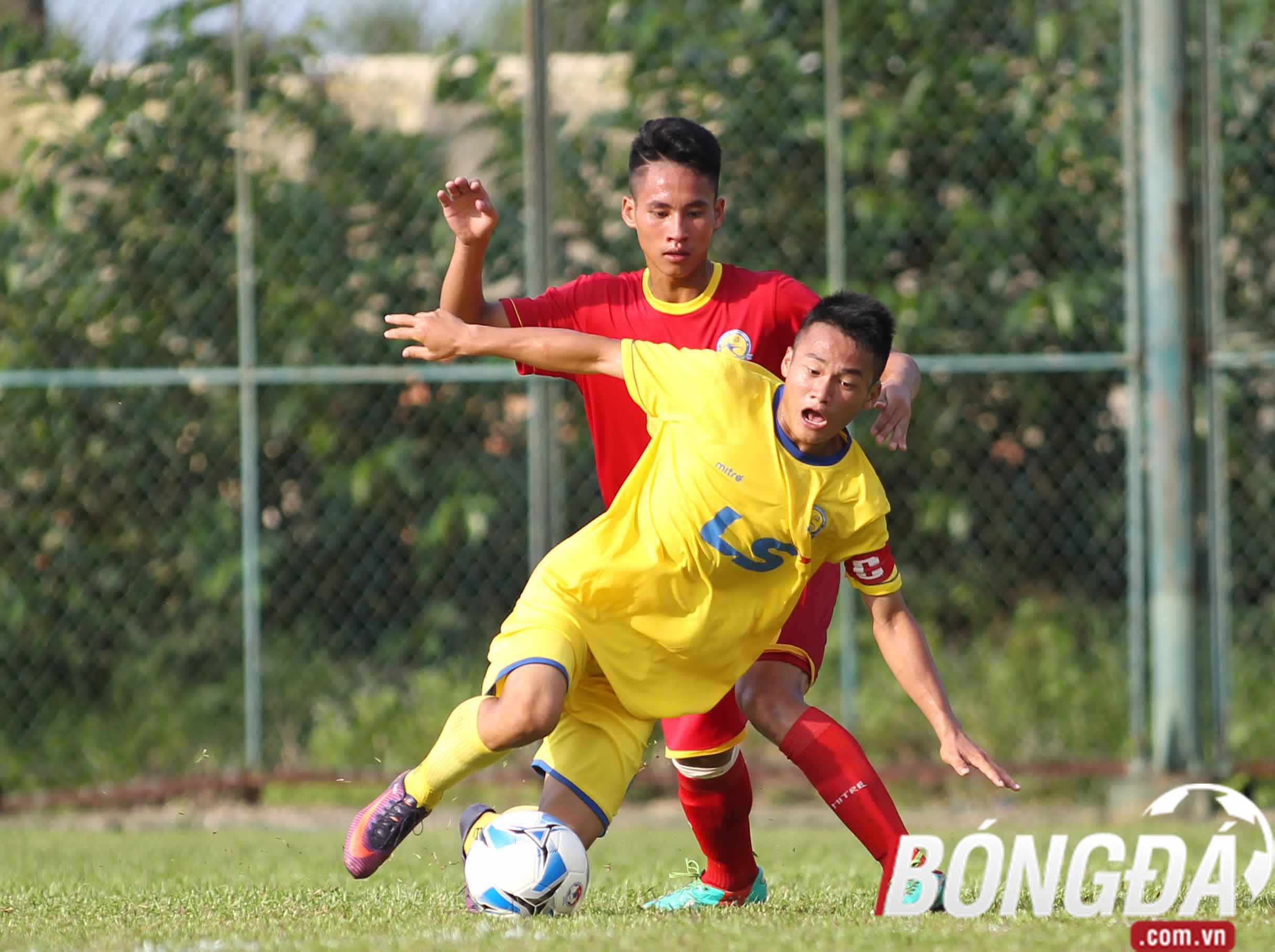 Nhưng chỉ 3 phút sau, Viettel đã có bàn thắng quân bình tỉ số 1-1 sau pha đánh đầu của Ngọc Long. Có bàn thắng gỡ hòa, Viettel đã liên tục dồn dép về phía khung thành của FLC Thanh Hóa. Thế nhưng tình huống nguy hiểm nhất trong thời gian còn lại của hiệp 1 là pha sút xa trúng cột dọc của Quang Độ phút thứ 30. Ảnh: Duy Anh.