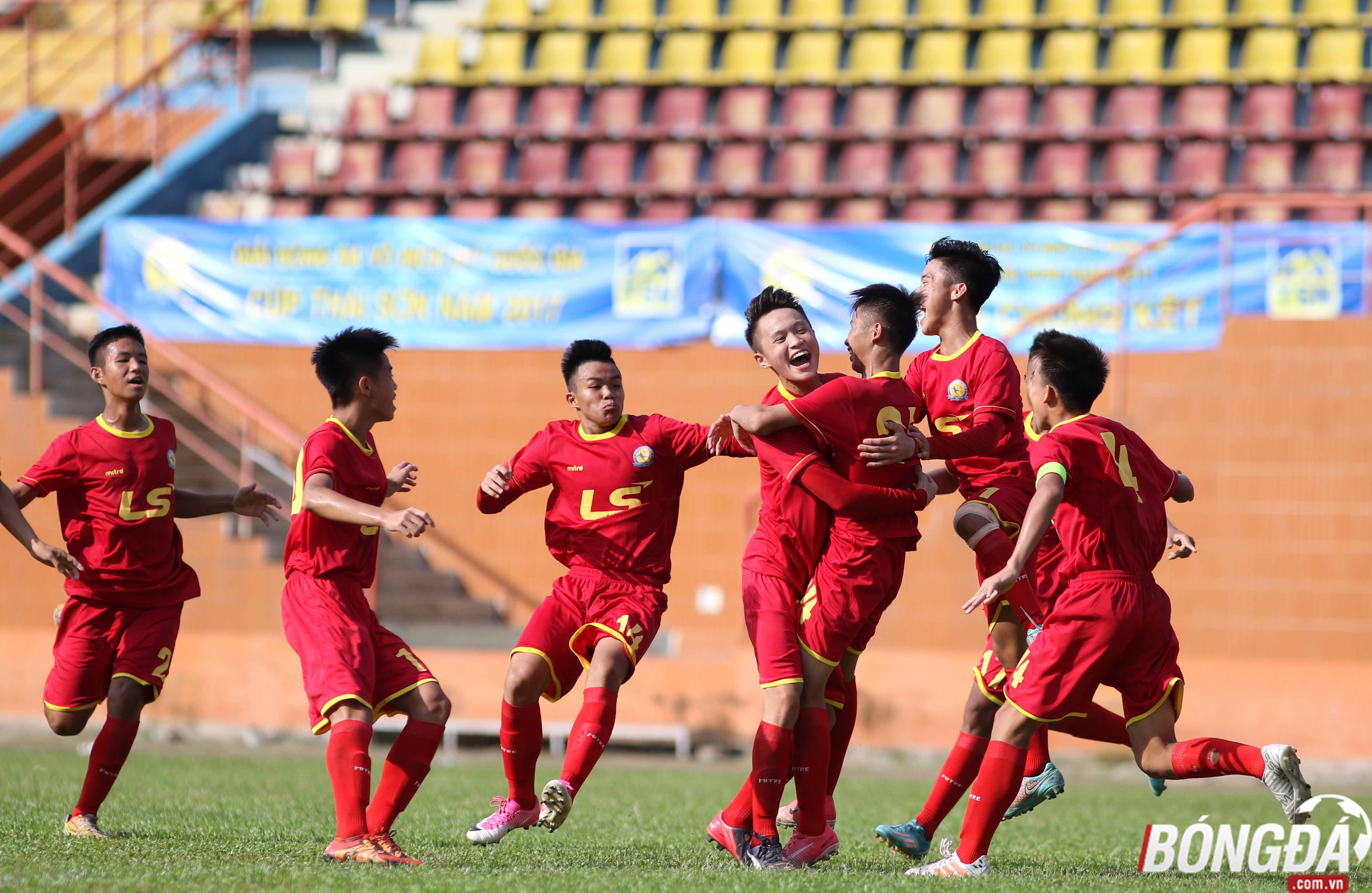 Ba bàn thắng của đội bóng này do công của văn Phương (33’), Bảo Trung (50’), Xuân Thịnh (62’). Trong khi đó, bàn danh dự của Đồng Tháp được thực hiện bởi Quốc Huy (55’). Ảnh: Duy Anh.