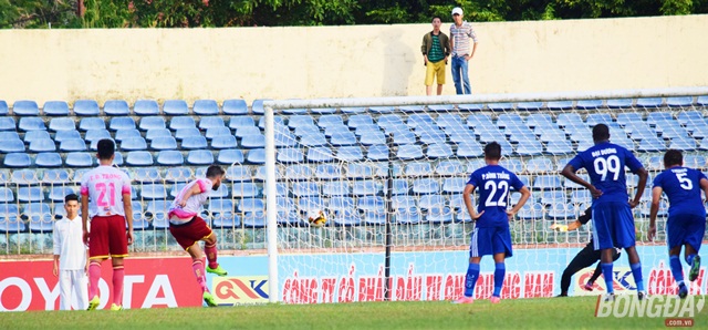 Patrick thực hiện thành công quả 11m để giúp đội khách vươn lên dẫn trước ở phút 30. Ảnh: Viết Định.