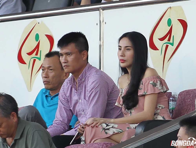 Người vợ của Công Vinh – ca sỹ Thuỷ Tiên cũng xuất hiện rạng rỡ bên chồng trong một ngày khá đặc biệt này. Ảnh: Duy Anh.